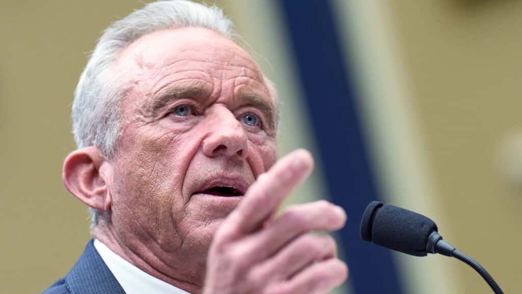Documento del HHS Ofrece Nuevas Pistas sobre los Planes de Vacunas de Kennedy