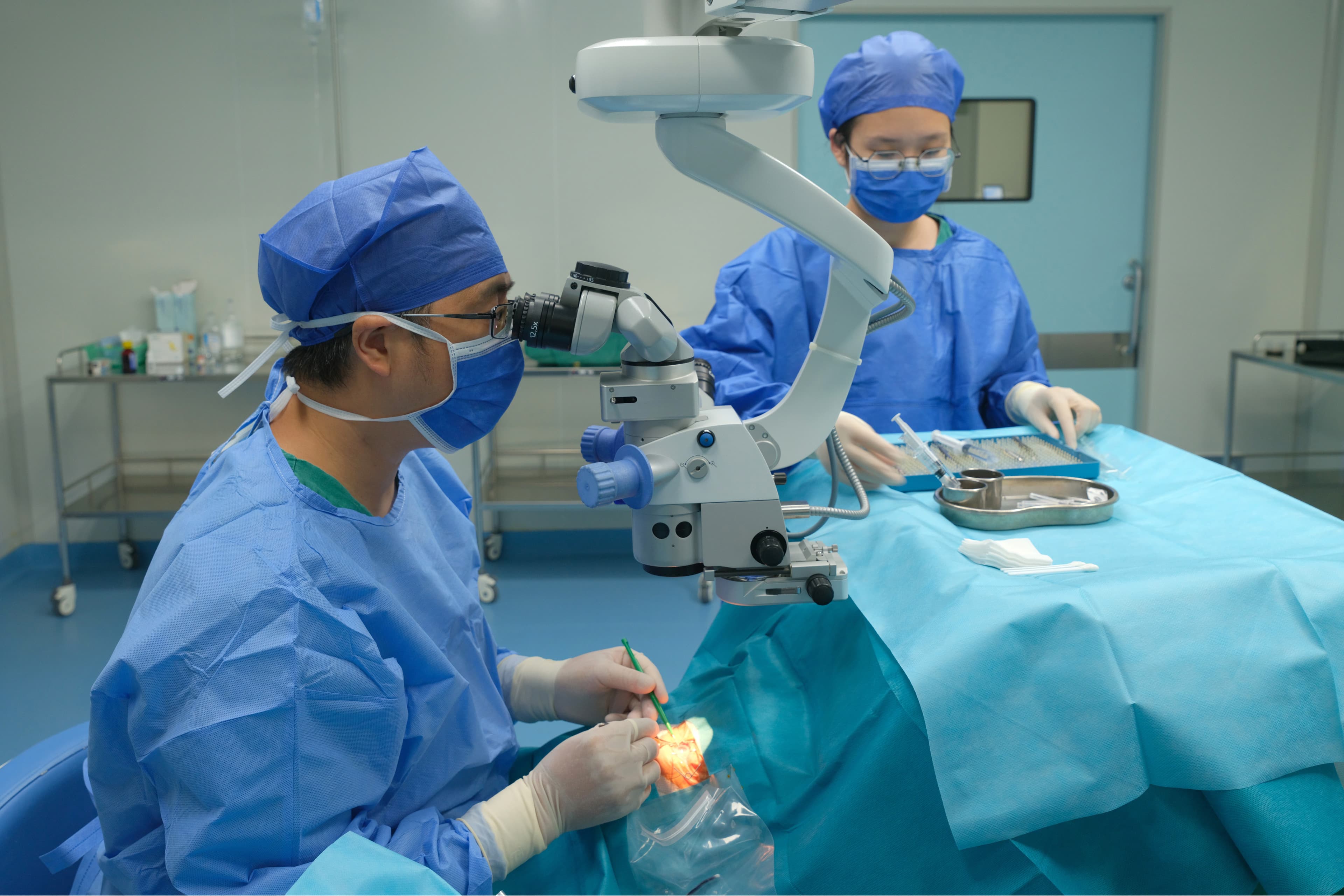 Medicare paga menos por cirugía de cataratas. Los oftalmólogos recurren a láseres lucrativos.