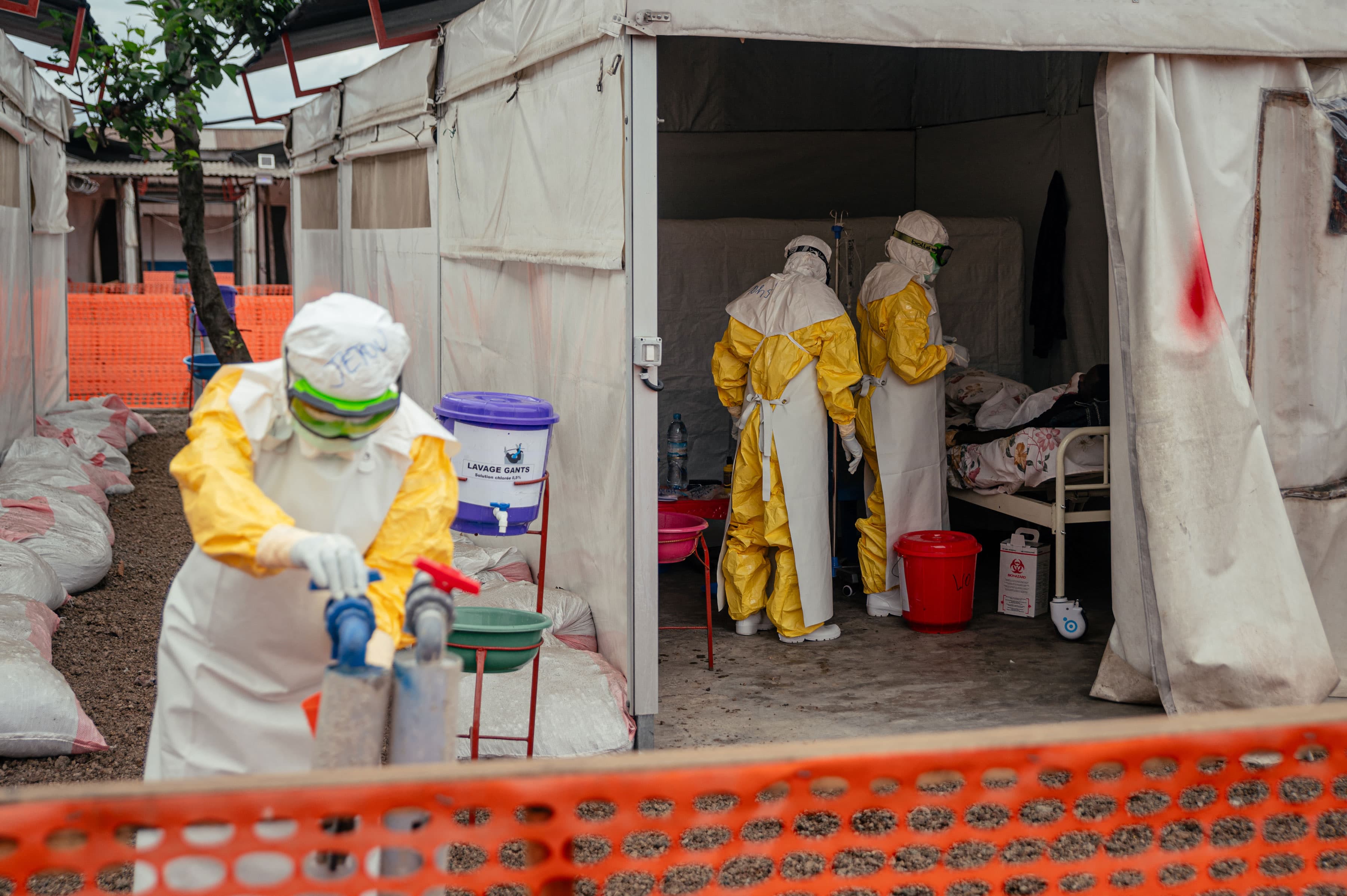 Sağlık Çalışanları Demokratik Kongo Cumhuriyeti'ndeki Devam Eden Ebola Salgınıyla Mücadele Ediyor