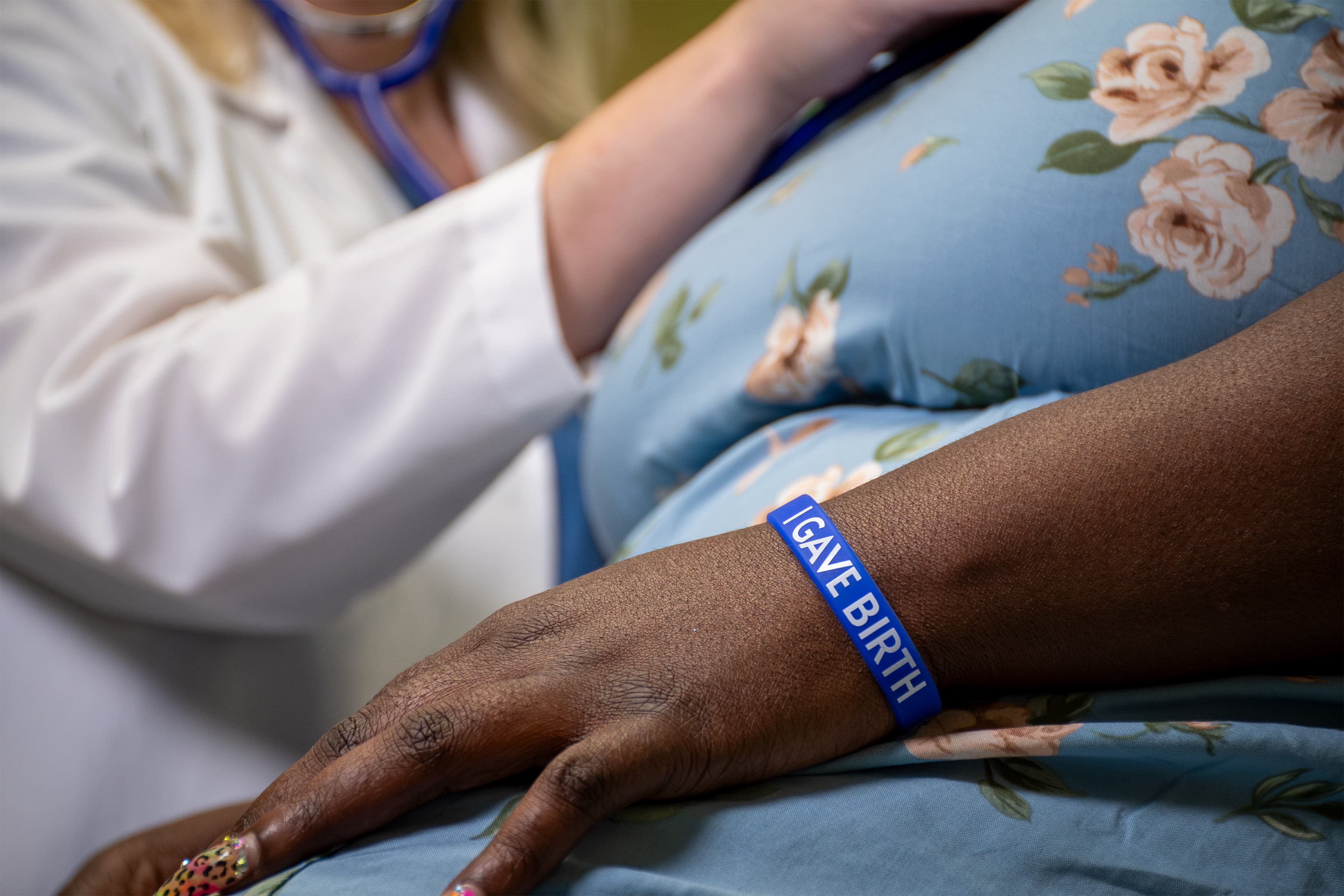 Los Hospitales Adoptan Pulseras 'I Gave Birth' para Ayudar a Reducir Riesgos del Parto