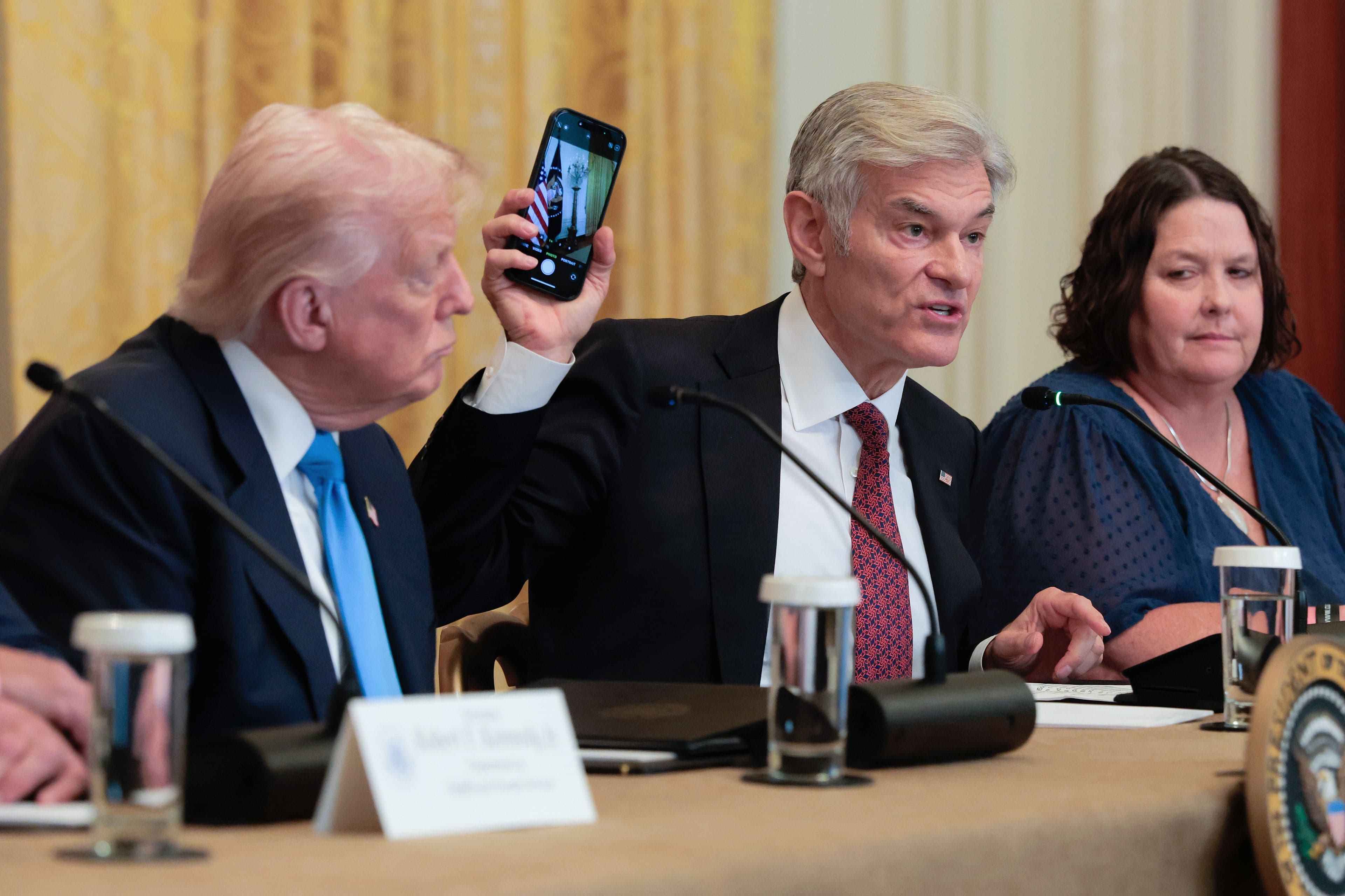 Yapay zeka ve teknoloji liderleri, sağlık uygulamaları konusunda Trump yönetimi sağlık görevlilerine lobi yapmak için hükümet Slack kanalını kullanıyor