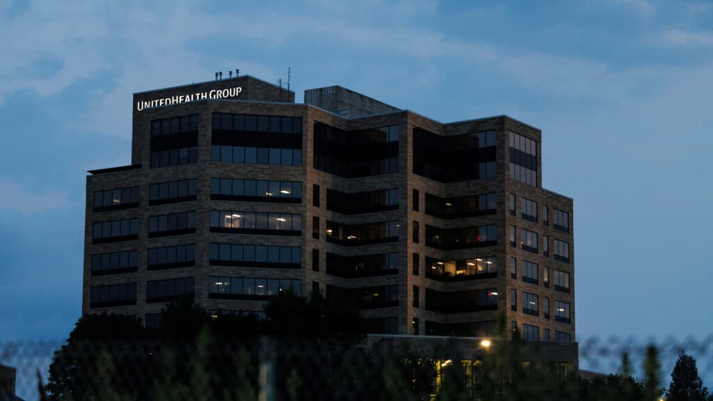 Ejecutivos de UnitedHealth Donan a Demócratas Destacados Mientras se Intensifica el Debate sobre Facturas Sorpresa