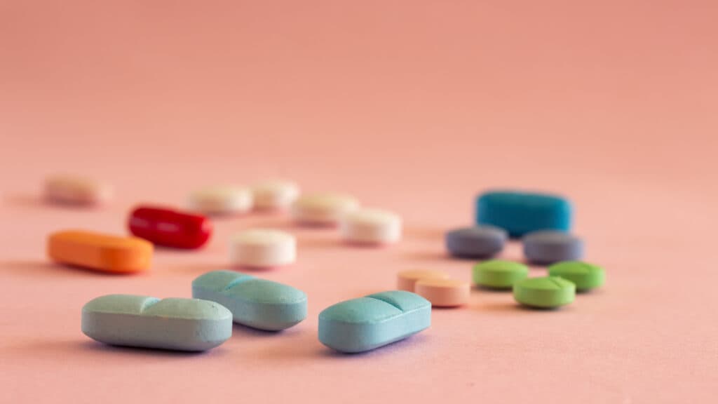 El aumento de los precios del petróleo puede elevar el costo de algunos medicamentos, experto pide reducir la dependencia de combustibles fósiles