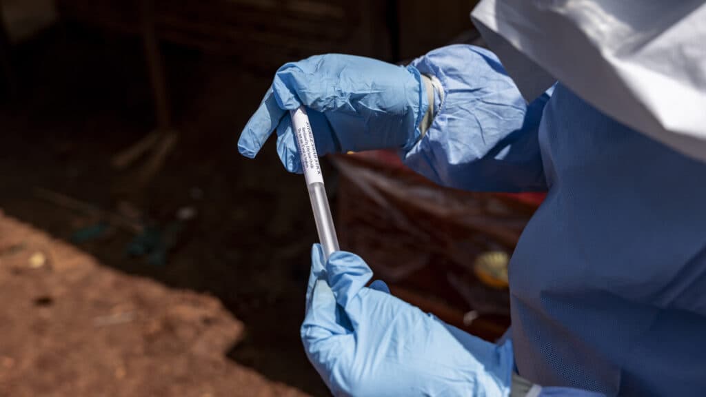 Científicos despliegan la vacuna contra el ébola de Merck en la RDC