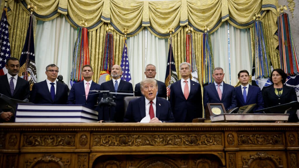 Los Acuerdos Farmacéuticos de Trump Podrían Socavar el Control de Costos de Medicamentos, Advierten Analistas