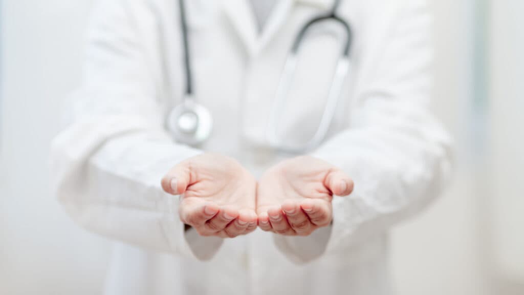 Los médicos continúan aceptando regalos de la industria farmacéutica a pesar del debate continuo