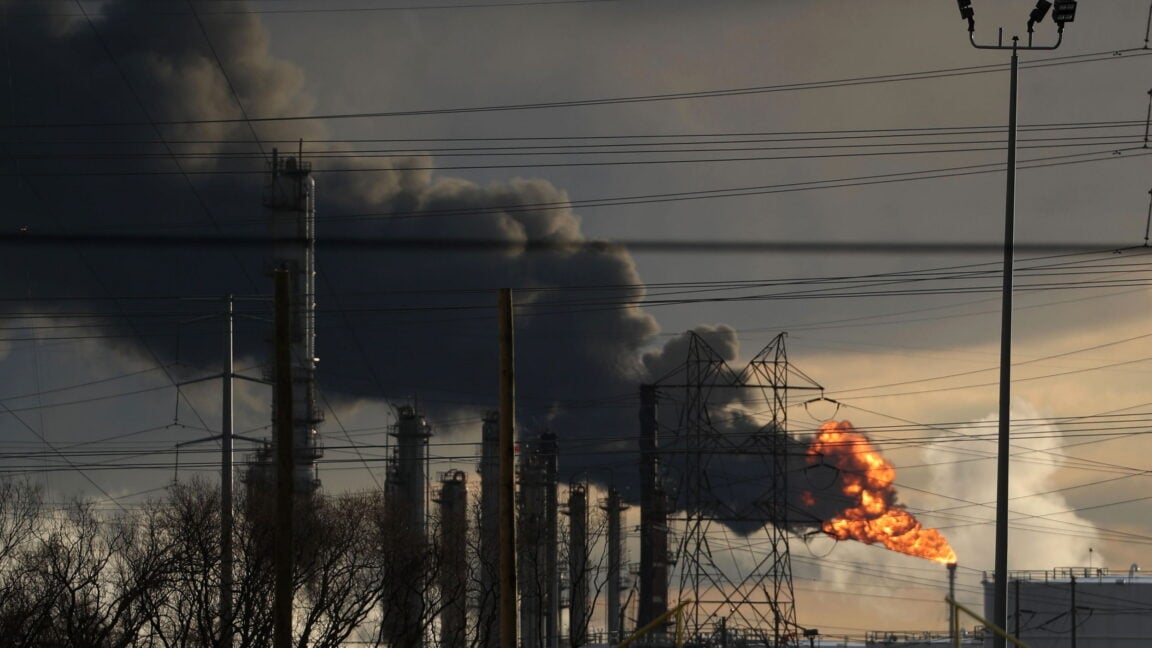 Documentos judiciales revelan nuevos detalles sobre deliberaciones internas de ExxonMobil sobre el clima