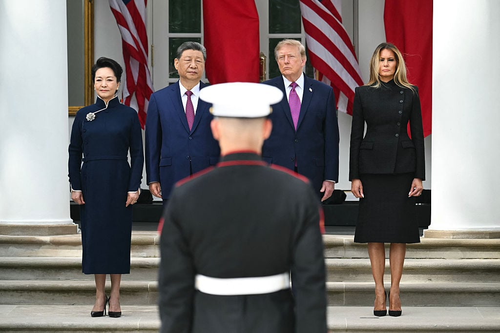 Trump ve Xi, Ekonomik Rakipler Arasındaki Gerilimleri Ele Alırken Beyaz Saray'da ABD Askerlerini İnceledi