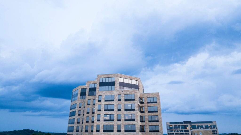 Demanda de inversionistas contra UnitedHealth avanza por alegaciones de ganancias fabricadas