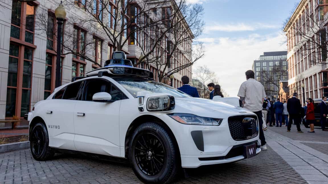 Waymo duplica el gasto en cabildeo en la batalla de robotaxis contra Uber