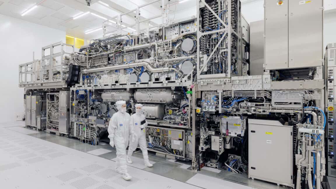 Leading chipmakers adopt ASML's $400M equipment and commit to process changes