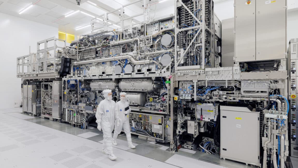 Los principales fabricantes de chips adoptan equipos de ASML de $400M y se comprometen con cambios de proceso