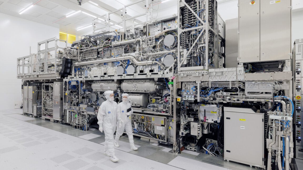 Önde gelen çip üreticileri ASML'nin 400 milyon dolarlık ekipmanını benimsiyor ve süreç değişikliklerine taahhüt ediyor