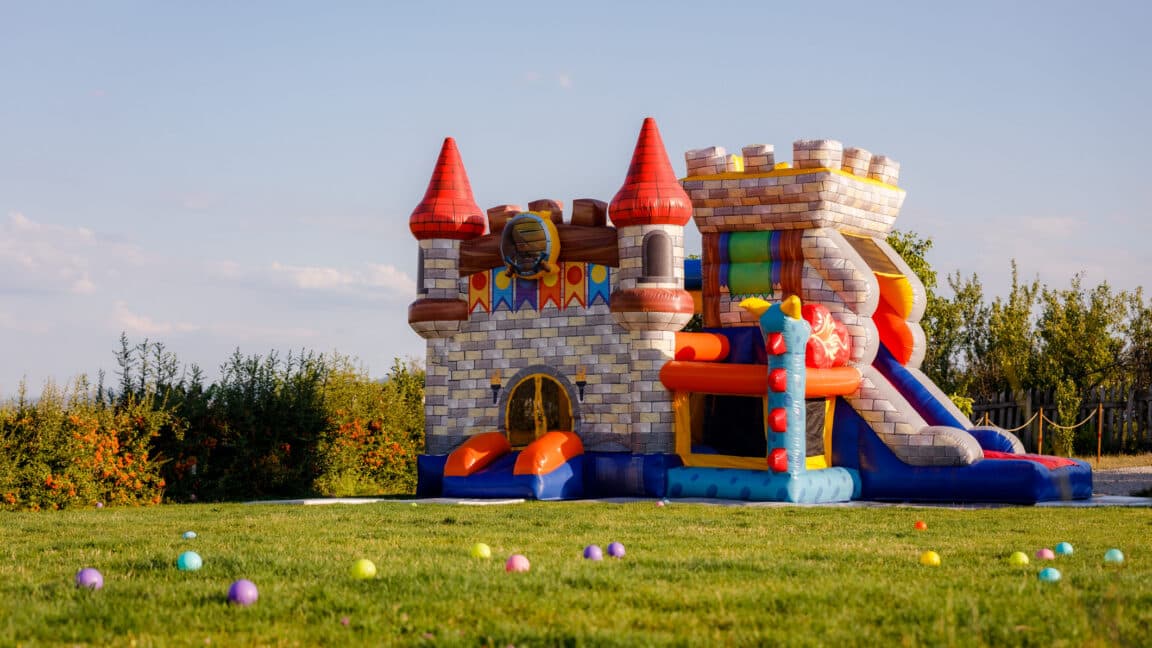 Cepa de MRSA hipervirulenta vinculada a brote en castillo inflable que afecta a 48 niños en Irlanda
