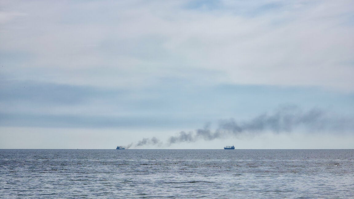 Ataques con drones hunden barcos de carga cerca de aguas de la OTAN; la UE condena los ataques como 'inaceptables'
