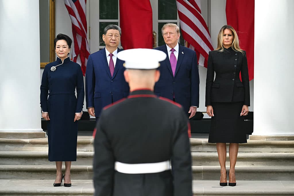 Trump y Xi revisan tropas estadounidenses en la Casa Blanca mientras abordan tensiones entre rivales económicos