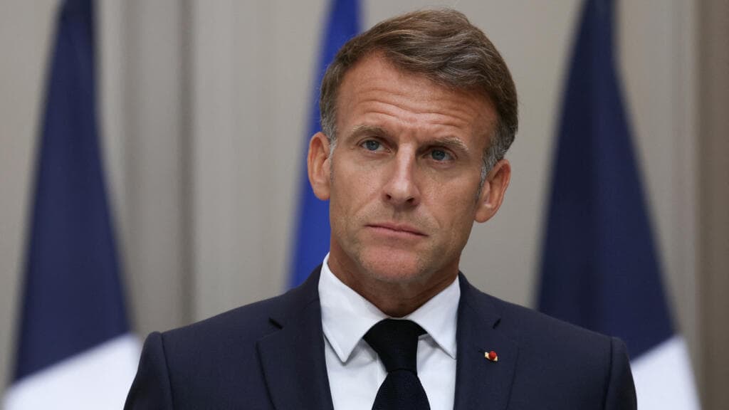 Macron, Hafta Sonu Protestolarının Ardından İçişleri Bakanı'nın İstifasını Reddetti; Yaklaşık 2.400 Kişi Tutuklandı