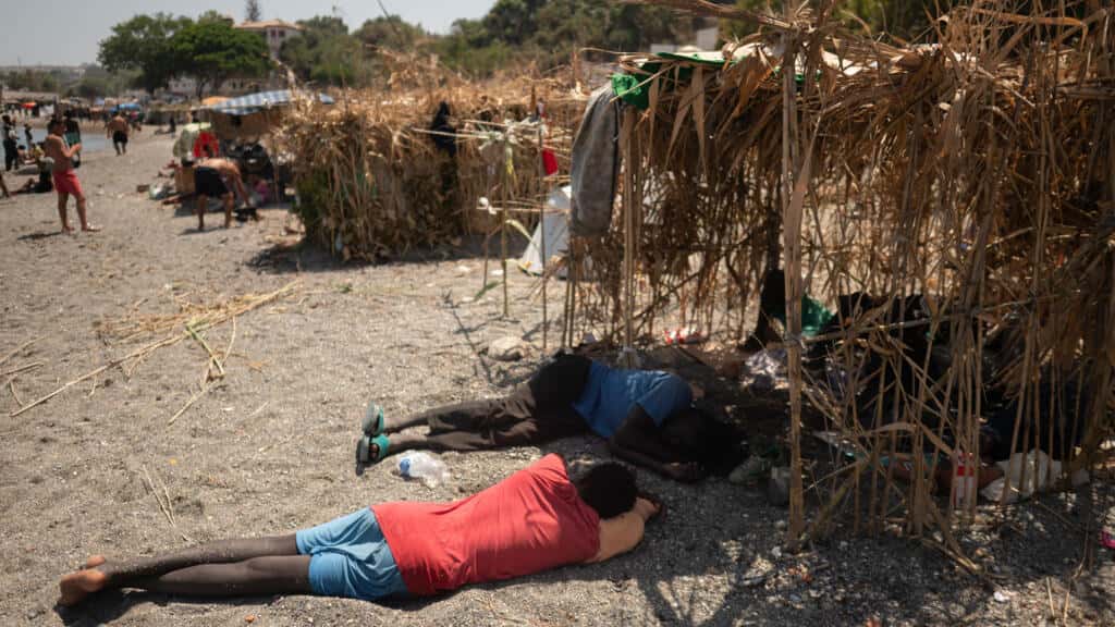 En Ceuta, migrantes varados a las puertas de Europa esperan su destino