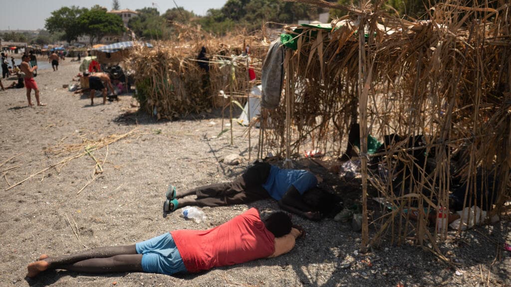 En Ceuta, migrantes varados a las puertas de Europa esperan su destino