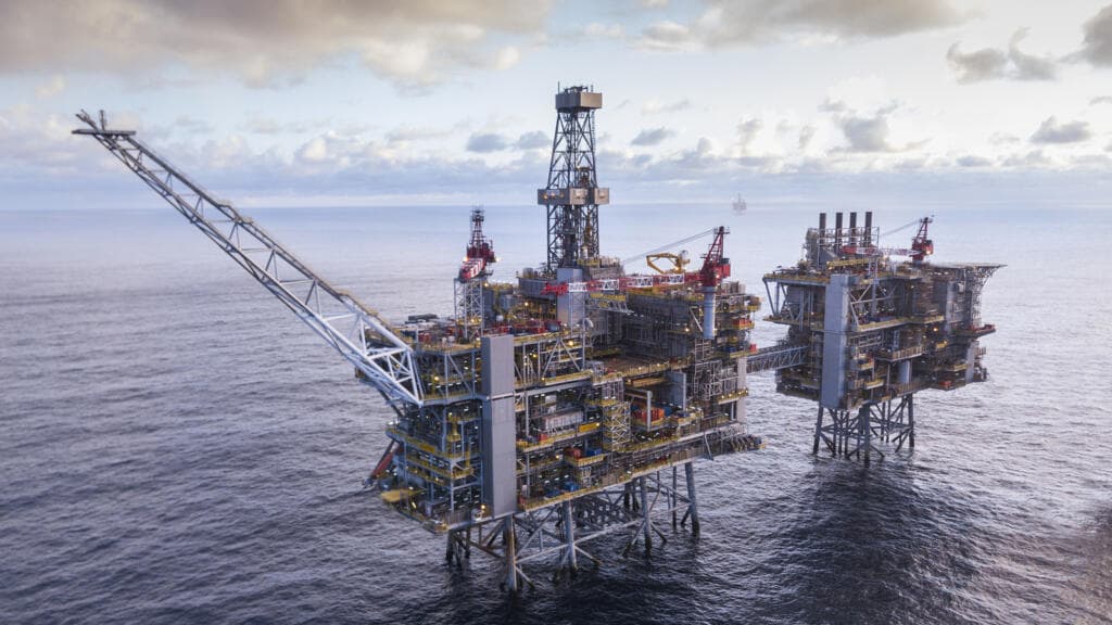 Los precios del petróleo caen mientras EE.UU. cambia de ataques militares a amenaza de sanciones contra Irán