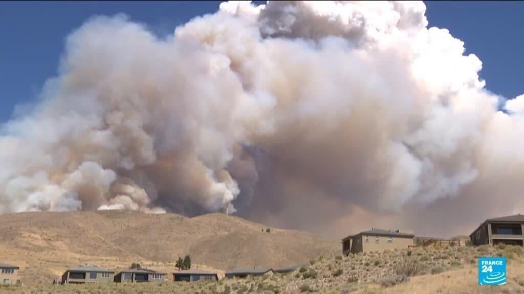 Nevada declara estado de emergencia mientras incendio forestal obliga a evacuar a 14,000 residentes