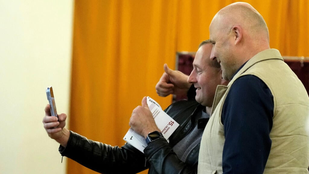 El partido pro-Ucrania del primer ministro de Letonia gana por amplio margen en elecciones parlamentarias, pero sus aliados de coalición enfrentan pérdidas