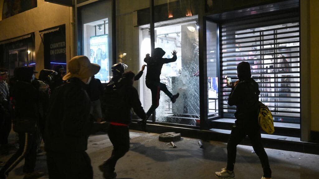 Fransa'da Ülke Çapında Ayaklanmalar Mağazaları Harap Etti; Macron Hesap Vermeyi Vaat Etti