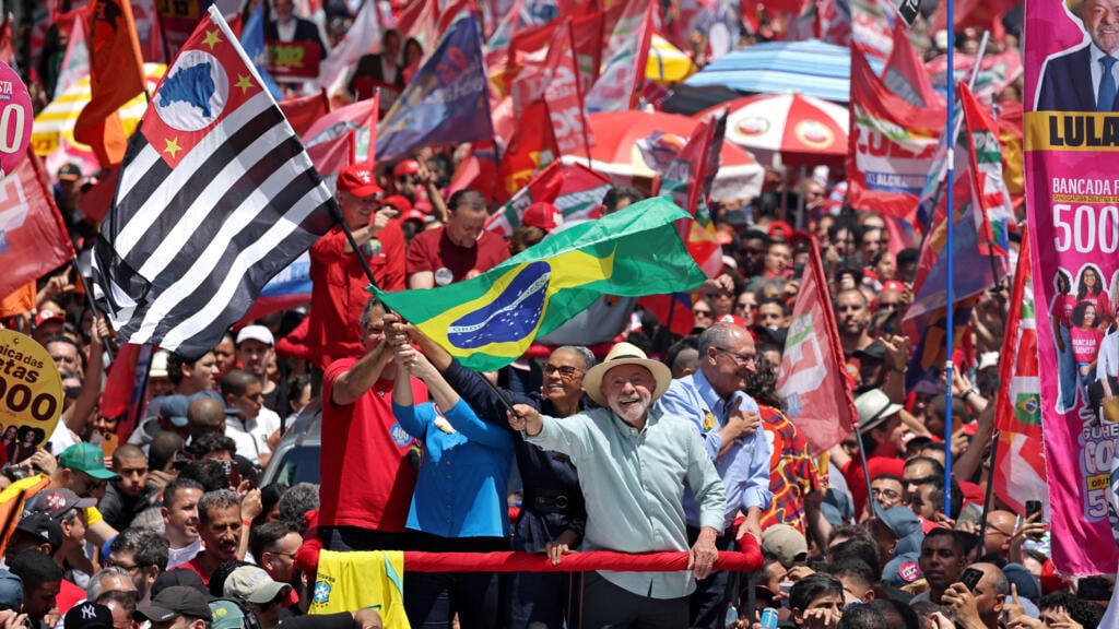 Lula y Bolsonaro cierran campañas en São Paulo antes de la ajustada elección presidencial de Brasil