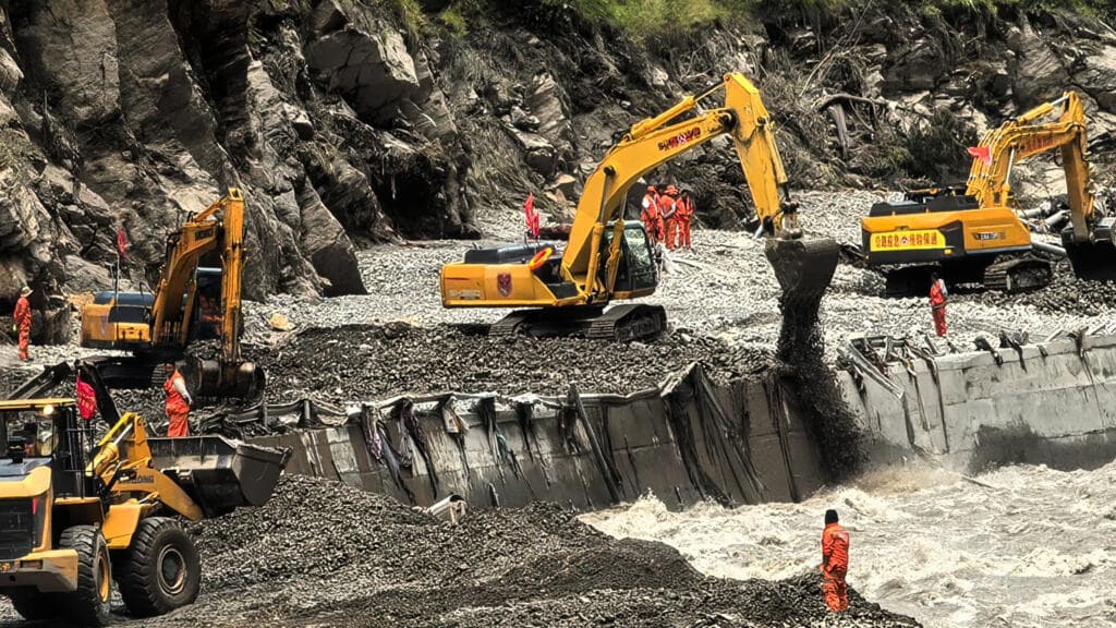 China Suspends Rescue Operations at Mudslide Site Over Flood Risk