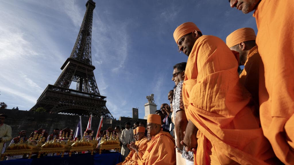 Eiffel Kulesi, Hindu Grubu Ziyareti Sırasında Kadın Çalışanların Çıkarılması Nedeniyle Personel Grevine Kapandı
