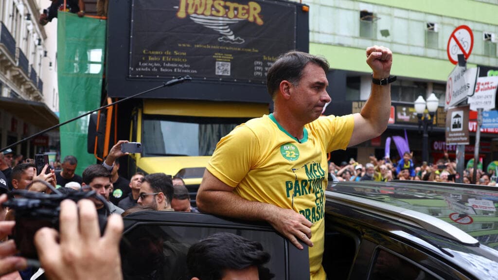Brezilya seçimlerinden haftalarca önce Flavio Bolsonaro yolsuzluk ve kara para aklama soruşturması altında