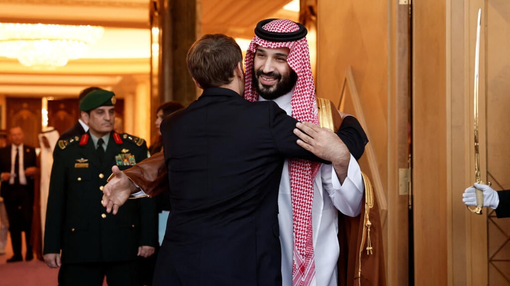 Macron realiza parada no programada en Arabia Saudita para reafirmar la solidaridad francesa contra ataques hutíes