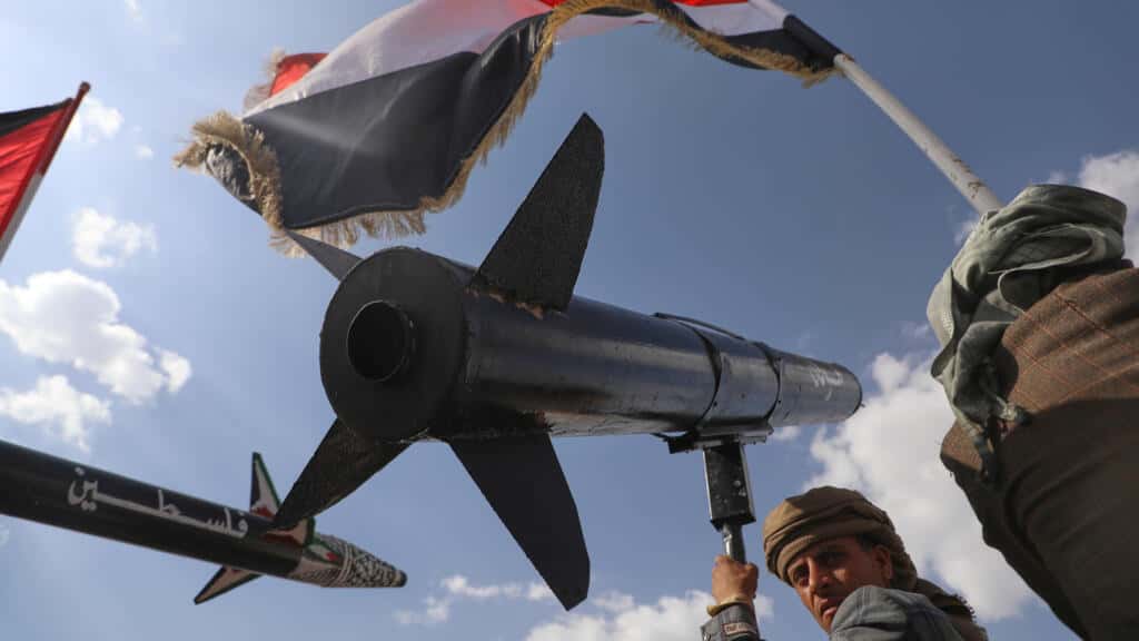Ataques hutíes matan al menos 10 personas en Yemen mientras los rebeldes atacan la provincia petrolera de Marib