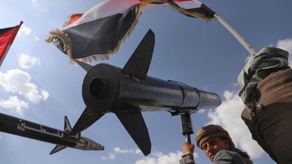Ataques hutíes matan al menos 10 personas en Yemen mientras los rebeldes atacan la provincia petrolera de Marib
