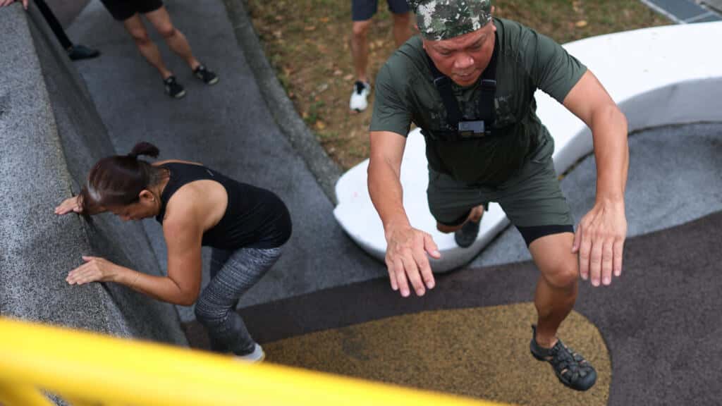 Los adultos mayores de Singapur recurren al parkour para mejorar el equilibrio y la fuerza