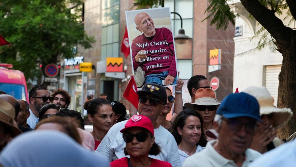 La corte suprema de Túnez ratifica sentencias de hasta 45 años de prisión para figuras de la oposición