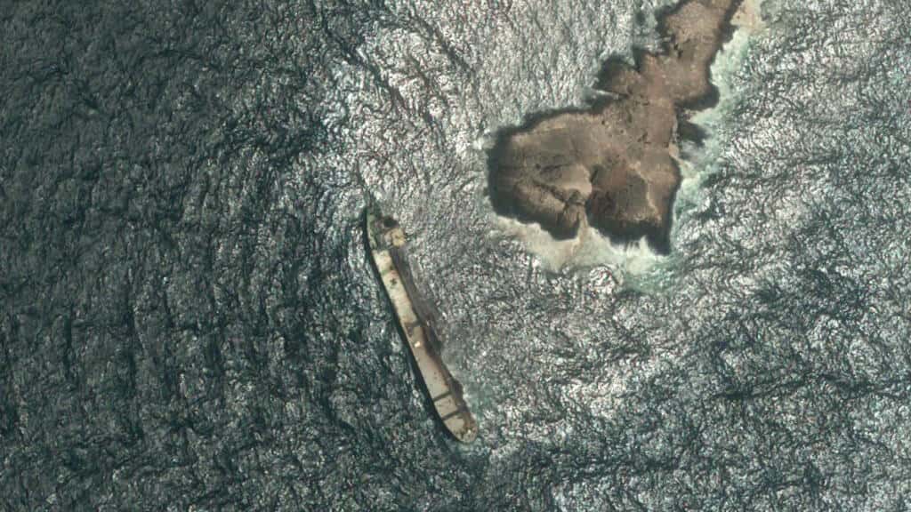 Derrame de petróleo de un buque encallado llega a las playas de tierra firme de Omán