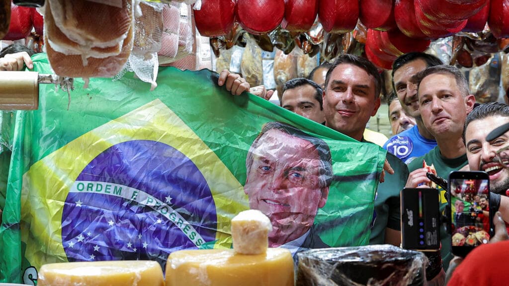 Flavio Bolsonaro, Brezilya'nın Başkanlık Seçiminin İlk Turunda Lula ile Karşılaşacak