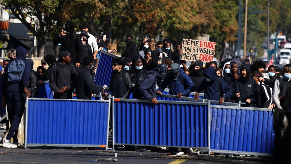 Las protestas escolares francesas se intensifican en disturbios nacionales entre acusaciones de explotación política