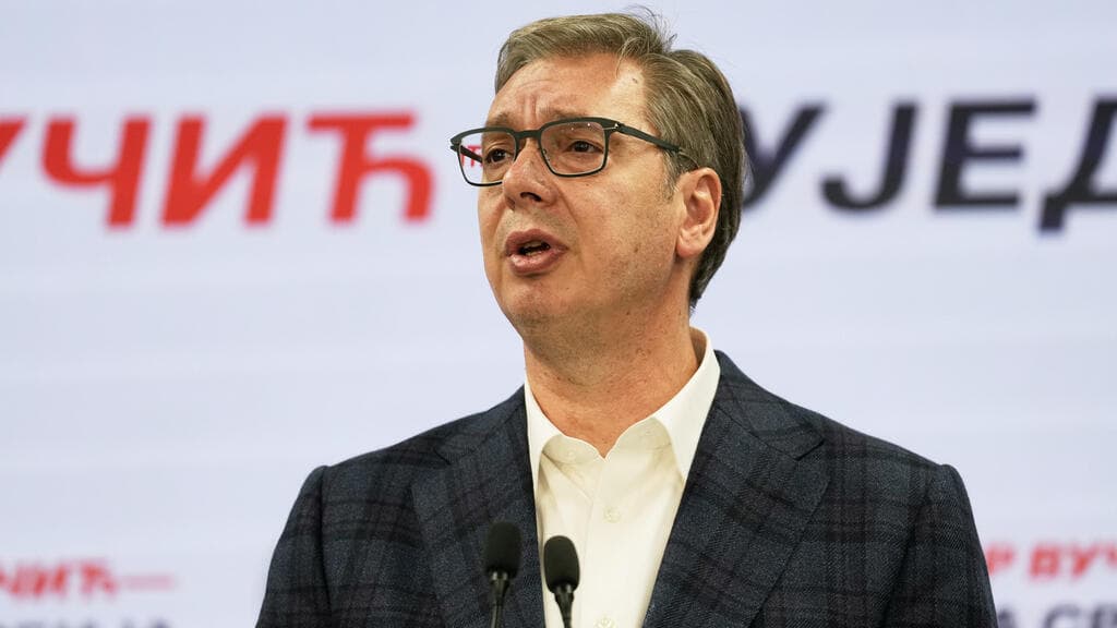 El presidente serbio Vucic reconoce su derrota en elecciones anticipadas históricas con participación récord