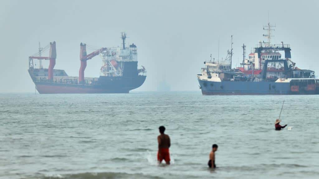Iran Allows Iraqi Oil Tankers to Pass Through Strait of Hormuz