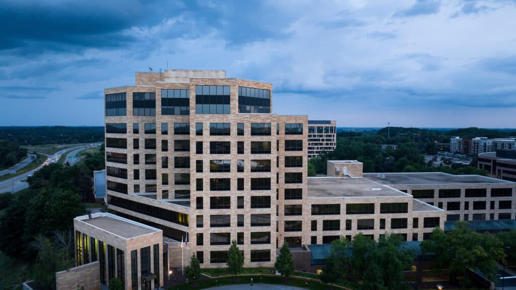 El IRS investiga a UnitedHealth por pagos fiscales; se ralentizan los acuerdos de capital privado para grupos médicos