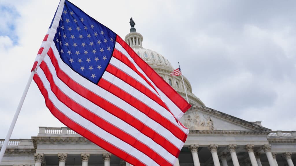 La Administración Trump Recupera Casi $1 Mil Millones en Gastos Aprobados por el Congreso, Enfocándose en Servicios para Refugiados y Menores